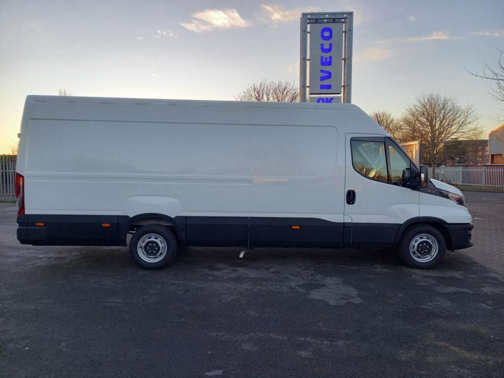 IVECO DAILY 35S14 140HP 4100WB BUSINESS PANEL VAN