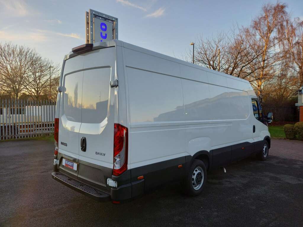 IVECO DAILY 35S14 140HP 4100WB BUSINESS PANEL VAN