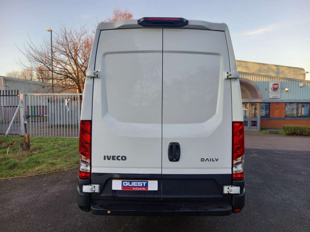 IVECO DAILY 35S14 140HP 4100WB BUSINESS PANEL VAN