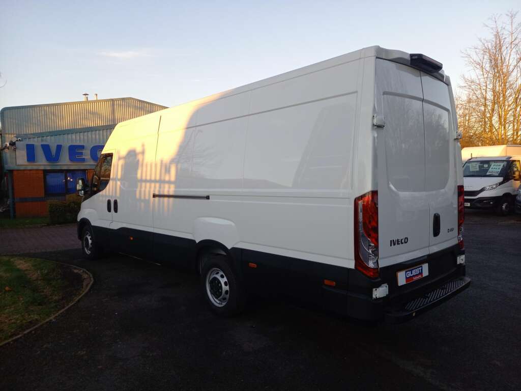 IVECO DAILY 35S14 140HP 4100WB BUSINESS PANEL VAN