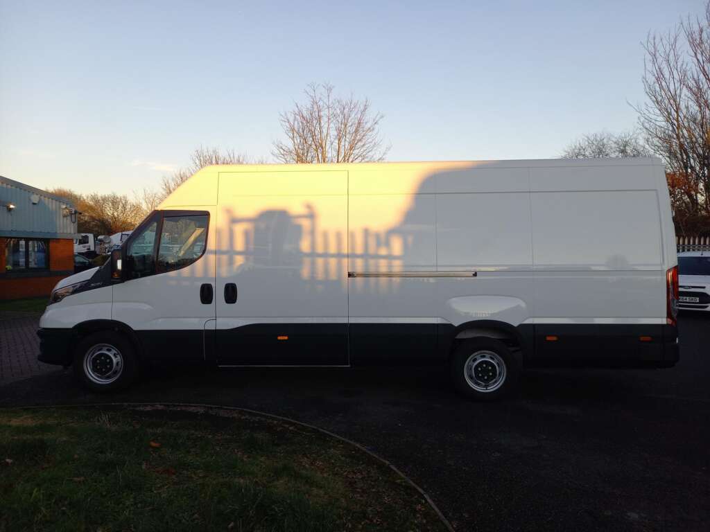 IVECO DAILY 35S14 140HP 4100WB BUSINESS PANEL VAN