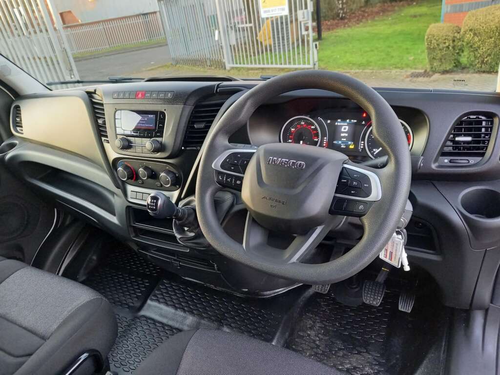 IVECO DAILY 35S14 140HP 4100WB BUSINESS PANEL VAN